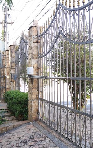 Casa para alugar com 420m², 4 quartos e 5 vagasJardim frontal