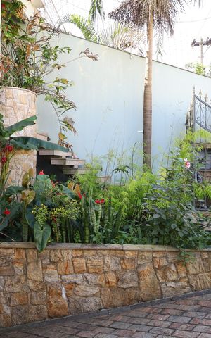 Casa para alugar com 420m², 4 quartos e 5 vagasJardim frontal