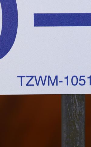 Casa para alugar com 420m², 4 quartos e 5 vagasPlaca grande instalada no portão da fachada do imóvel, dia 06.07.2026 - Código da placa: TZWM-1051