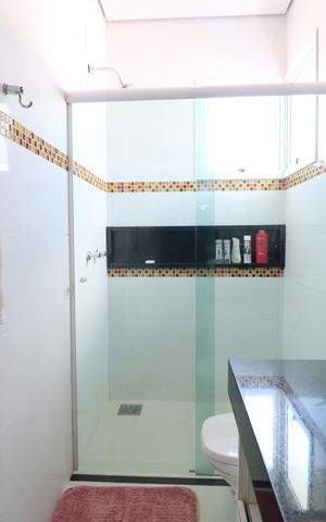 Casa de condomínio para alugar com 350m², 3 quartos e 5 vagasBanheiro do Quarto 1