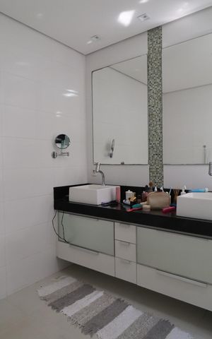 Casa de condomínio para alugar com 350m², 3 quartos e 5 vagasBanheiro do Quarto 3