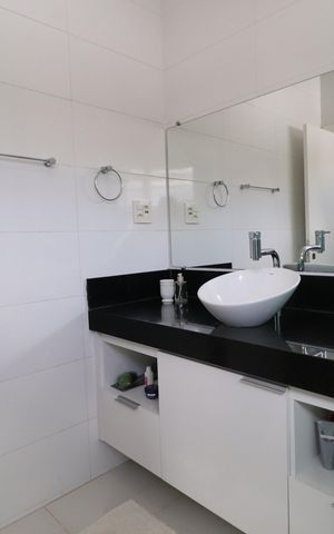 Casa de condomínio para alugar com 350m², 3 quartos e 5 vagasBanheiro do Quarto 2