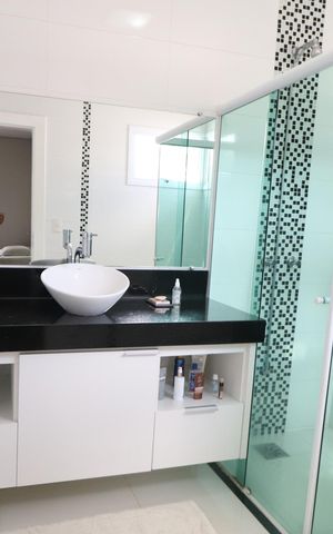 Casa de condomínio para alugar com 350m², 3 quartos e 5 vagasBanheiro do Quarto 2