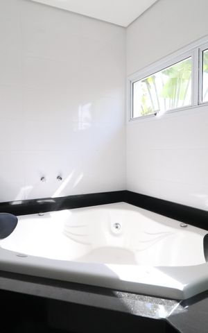 Casa de condomínio para alugar com 350m², 3 quartos e 5 vagasBanheiro do Quarto 3