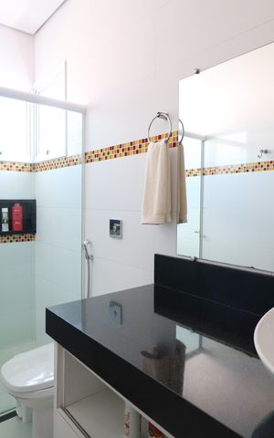 Casa de condomínio para alugar com 350m², 3 quartos e 5 vagasBanheiro do Quarto 1