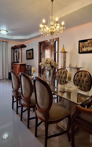 Casa à venda com 352m², 6 quartos e 3 vagas Casa à venda com 352m², 6 quartos e 3 vagasSala