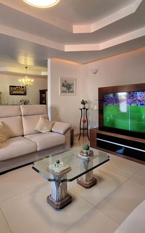 Casa à venda com 352m², 6 quartos e 3 vagas Casa à venda com 352m², 6 quartos e 3 vagasSala