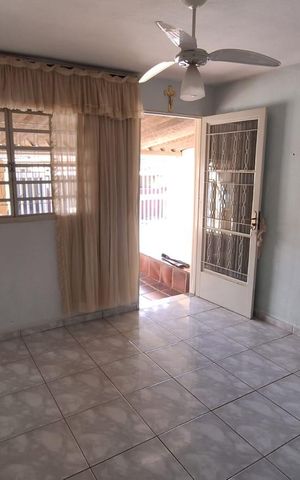 Casa à venda com 100m², 2 quartos e 2 vagas Casa à venda com 100m², 2 quartos e 2 vagasSala