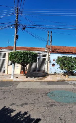 Casa à venda com 100m², 2 quartos e 2 vagas Casa à venda com 100m², 2 quartos e 2 vagasFachada