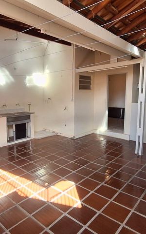 Casa à venda com 100m², 2 quartos e 2 vagas Casa à venda com 100m², 2 quartos e 2 vagasÁrea externa
