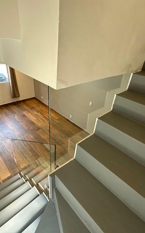 Casa de condomínio à venda com 128m², 2 quartos e 2 vagasEscada