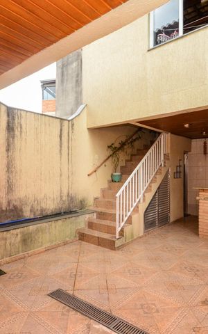 Casa à venda com 205m², 3 quartos e 2 vagas Casa à venda com 205m², 3 quartos e 2 vagasQuintal