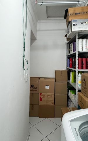 Casa à venda com 350m², 4 quartos e 2 vagas Casa à venda com 350m², 4 quartos e 2 vagasÁrea de Serviço - Casa 1