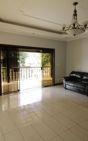 Casa de condomínio para alugar com 700m², 3 quartos e 2 vagasSala