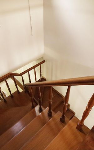 Casa de condomínio para alugar com 700m², 3 quartos e 2 vagasEscada
