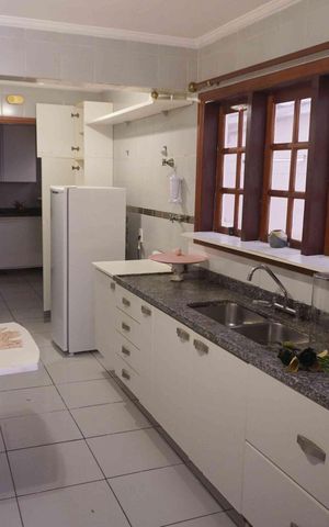 Casa de condomínio para alugar com 360m², 4 quartos e 4 vagas Casa de condomínio para alugar com 360m², 4 quartos e 4 vagasCozinha