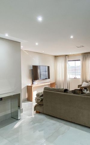 Casa à venda com 249m², 3 quartos e 8 vagas Casa à venda com 249m², 3 quartos e 8 vagasSala