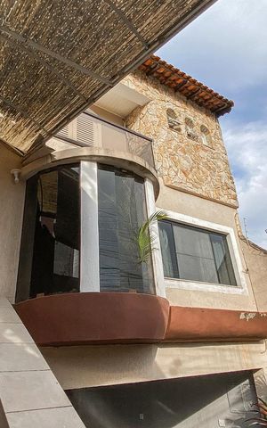 Casa à venda com 249m², 3 quartos e 8 vagas Casa à venda com 249m², 3 quartos e 8 vagasGaragem