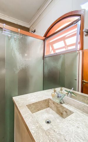 Casa à venda com 249m², 3 quartos e 8 vagas Casa à venda com 249m², 3 quartos e 8 vagasBanheiro