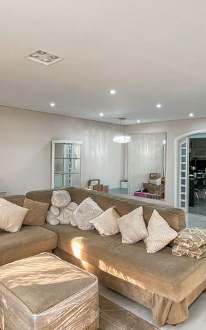 Casa à venda com 249m², 3 quartos e 8 vagas Casa à venda com 249m², 3 quartos e 8 vagasSala