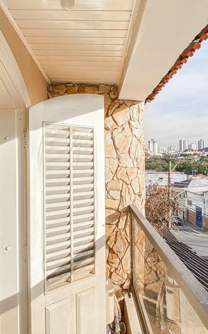 Casa à venda com 249m², 3 quartos e 8 vagas Casa à venda com 249m², 3 quartos e 8 vagasVaranda