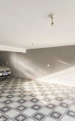 Casa à venda com 249m², 3 quartos e 8 vagas Casa à venda com 249m², 3 quartos e 8 vagasGaragem