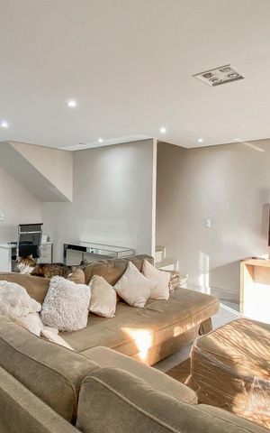 Casa à venda com 249m², 3 quartos e 8 vagas Casa à venda com 249m², 3 quartos e 8 vagasSala