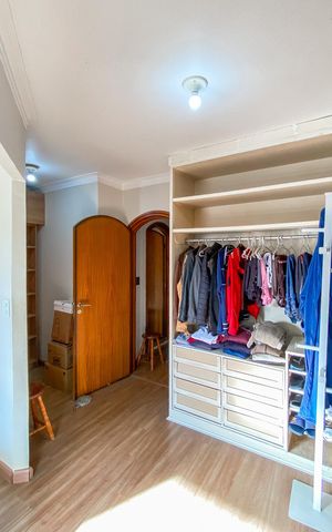Casa à venda com 249m², 3 quartos e 8 vagas Casa à venda com 249m², 3 quartos e 8 vagasCloset