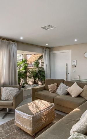 Casa à venda com 249m², 3 quartos e 8 vagas Casa à venda com 249m², 3 quartos e 8 vagasSala