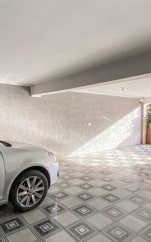 Casa à venda com 249m², 3 quartos e 8 vagas Casa à venda com 249m², 3 quartos e 8 vagasGaragem