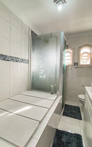 Casa à venda com 249m², 3 quartos e 8 vagas Casa à venda com 249m², 3 quartos e 8 vagasBanheiro da Suíte
