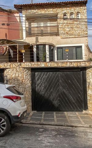 Casa à venda com 249m², 3 quartos e 8 vagas Casa à venda com 249m², 3 quartos e 8 vagasFachada