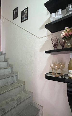 Casa à venda com 90m², 2 quartos e 1 vaga Casa à venda com 90m², 2 quartos e 1 vagaEscada