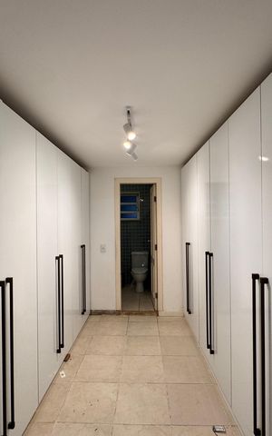 Casa de condomínio para alugar com 420m², 4 quartos e 2 vagas Casa de condomínio para alugar com 420m², 4 quartos e 2 vagasSuíte 1 - Closet
