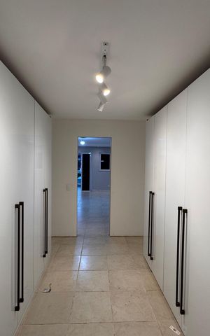 Casa de condomínio para alugar com 420m², 4 quartos e 2 vagas Casa de condomínio para alugar com 420m², 4 quartos e 2 vagasSuíte 1 - Closet