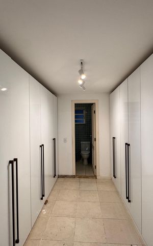 Casa de condomínio para alugar com 420m², 4 quartos e 2 vagas Casa de condomínio para alugar com 420m², 4 quartos e 2 vagasSuíte 1 - Closet