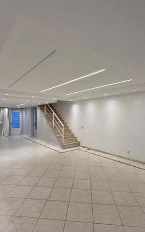 Casa de condomínio para alugar com 420m², 4 quartos e 2 vagas Casa de condomínio para alugar com 420m², 4 quartos e 2 vagasSala
