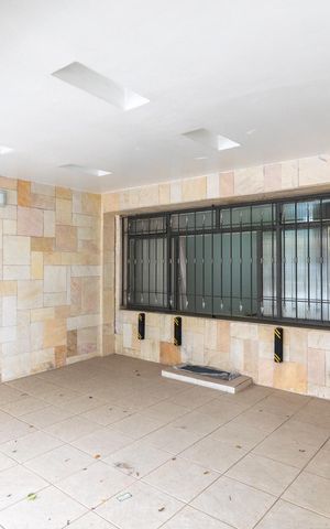 Casa à venda com 221m², 2 quartos e 2 vagas Casa à venda com 221m², 2 quartos e 2 vagasGaragem