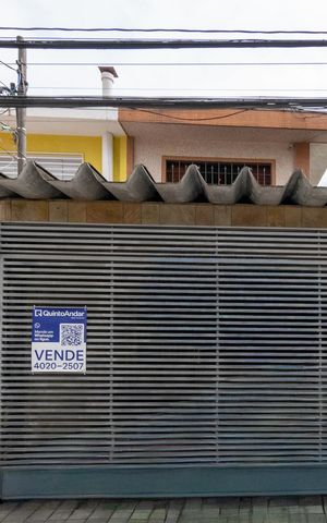 Casa à venda com 221m², 2 quartos e 2 vagas Casa à venda com 221m², 2 quartos e 2 vagasFachada