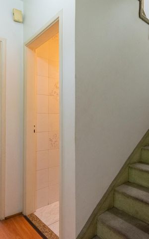Casa à venda com 221m², 2 quartos e 2 vagas Casa à venda com 221m², 2 quartos e 2 vagasCorredor
