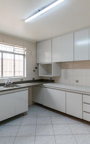 Casa à venda com 221m², 2 quartos e 2 vagas Casa à venda com 221m², 2 quartos e 2 vagasCozinha