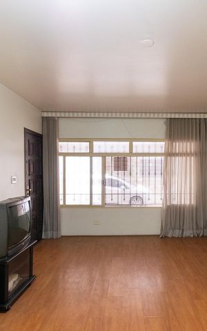 Casa à venda com 221m², 2 quartos e 2 vagas Casa à venda com 221m², 2 quartos e 2 vagasSala
