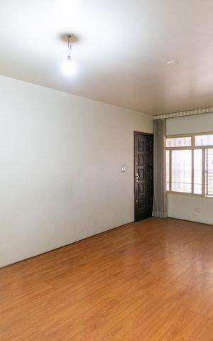 Casa à venda com 221m², 2 quartos e 2 vagas Casa à venda com 221m², 2 quartos e 2 vagasSala