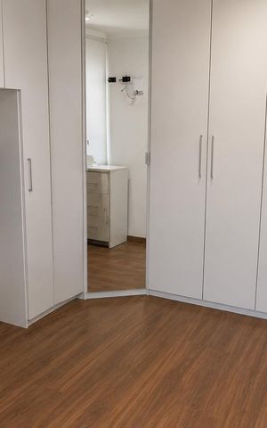 Casa à venda com 80m², 2 quartos e 1 vaga Casa à venda com 80m², 2 quartos e 1 vagaQuarto com móveis brancos e piso de madeira, com uma porta de vidro que leva a uma varanda.