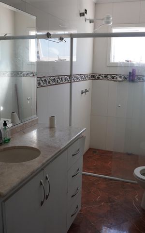 Casa de condomínio à venda com 404m², 3 quartos e 6 vagasBanheiro