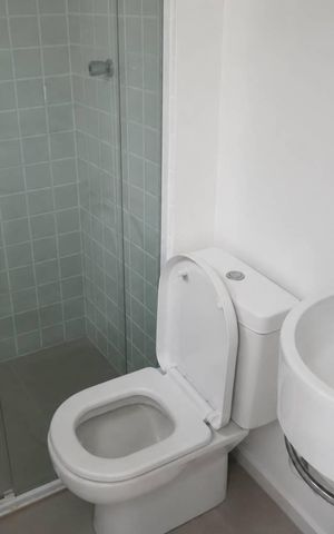Casa de condomínio para alugar com 250m², 4 quartos e 3 vagasBanheiro de serviço