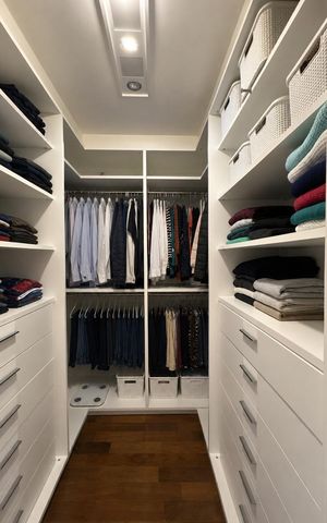 Casa de condomínio para alugar com 250m², 4 quartos e 3 vagas Casa de condomínio para alugar com 250m², 4 quartos e 3 vagasCloset da suíte 3 - Principal