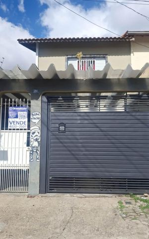 Casa à venda com 134m², 3 quartos e 2 vagas Casa à venda com 134m², 3 quartos e 2 vagasFachada