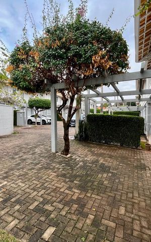 Casa para alugar com 251m², 4 quartos e 4 vagas Casa para alugar com 251m², 4 quartos e 4 vagasFachada da casa