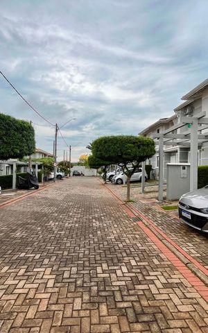 Casa para alugar com 251m², 4 quartos e 4 vagas Casa para alugar com 251m², 4 quartos e 4 vagasCondomínio